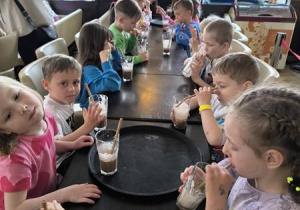Słodka czekolada szybko znikała.