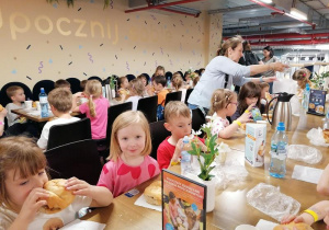 Ciocia Halinka miała pełne ręce pracy.