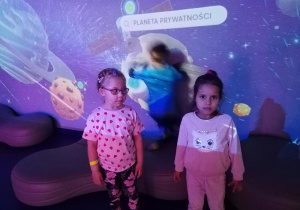Apolonia i Weronika podczas kosmicznej podróży.