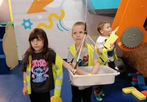 Maja, Wojtek i Czarek na placu budowy.