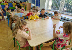 Wspólna degustacja w gronie przyjaciół.