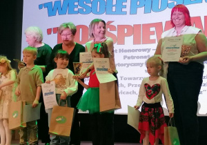 Eliza wśród innych uczestników konkursu.