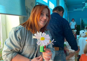 Mama Poli z bukietem stokrotek.