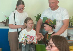 Julek z rodzicami i z siostrą.