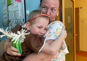 Wojtek w objęciach mamy.