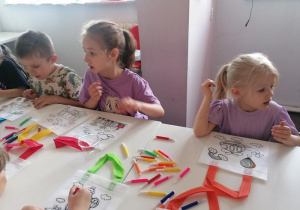 Hania i Wojtek dekorują swoje torebki.
