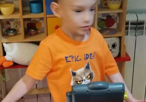 Kuba za ladą sklepową.
