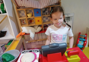 Natalka jako ekspedientka.