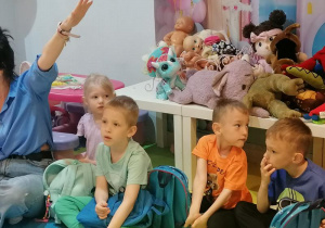 Eliza, Kuba, Szymek i Wojtek pilnie słuchają.