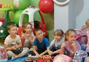Zasłuchane przedszkolaki.