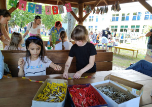 Dziewczynki tworzą makaronową biżuterię