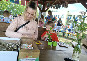 Mama z synkiem już po sadzeniu pomidorków tworzą korale