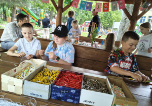 Motylki tworzą kolorową biżuterię