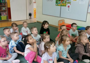 Zasłuchane przedszkolaki.