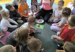 Zasłuchane przedszkolaki.