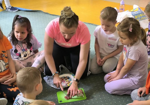 Dzieci próbują smakołyków z Ameryki Południowej.