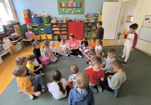 Stokrotki słuchają ciekawostek o Ameryce Południowej.