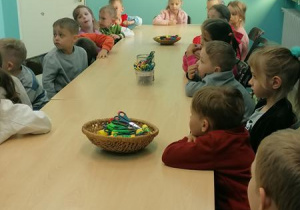 Dzieci słuchają opowiadania.