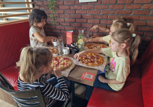 Pizza z i bez sosu, każdy wybiera jak lubi.