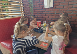 Kolorujemy obrazki przedstawiające pizzerię.
