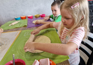 Wałkujemy ciasto na pizzę.