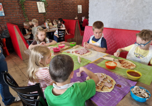 Sos, pieczarki, szynka i inne składniki.