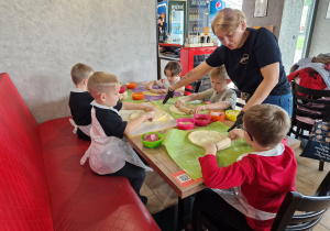 Kolejna grupa przygotowuje swoje spody do pizzy.