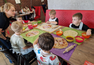 Dekorujemy pizzę według własnego uznania.