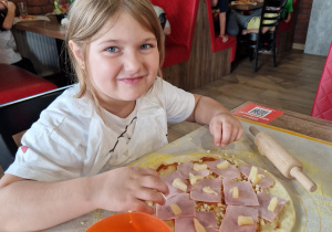 Maja już wybrała co ma być na jej pizzy.