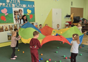 zabawy z chustą animacyjną