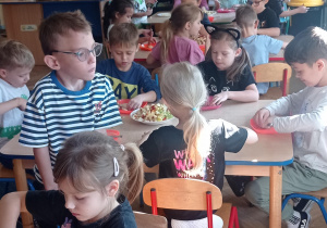 Wszyscy z uśmiechem pracują