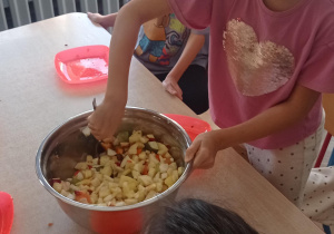 Hania miesza sałatkę owocową