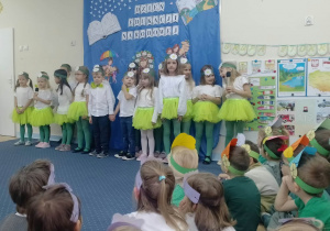 Dzieci ze Stokrotek śpiewają piosenkę Dzień Nauczyciela.
