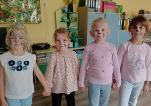 Iza i Kornelka - króliki, Laurki - kotki