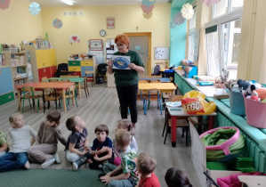 Ciocia Marzenka prezentuje symbol Poczty Polskiej