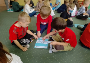 Chłopcy układają puzzle