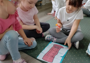 Dziewczynki układają puzzle