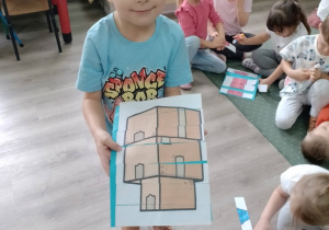 Natan prezentuje ułożone puzzle