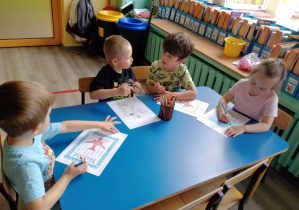 Bratki podczas pracy plastycznej