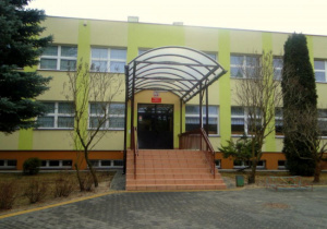 Budynek przedszkola po termomodernizacji, wejście główne