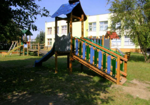 Budynek przedszkola i plac zabaw, zestaw zabawowy