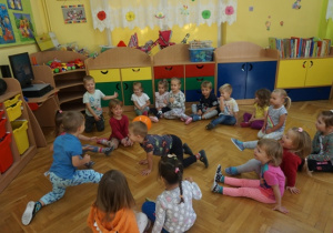 Kostuś i Kajtuś odbijają balonik