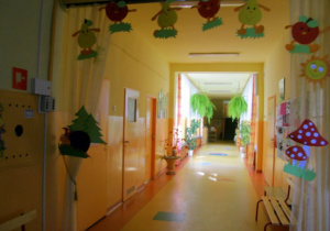 Korytarz, widok od wejścia głównego do przedszkola