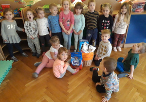 zbiórka karmy dla piesków i kotków - grupa Bratki