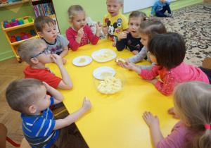 Stokrotki i Biedronki lubią miód