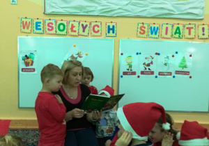 Ciocia Halinka czyta bajkę o Mikołaju.