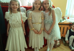 Lila, Ludka i Zosia w roli aniołków.
