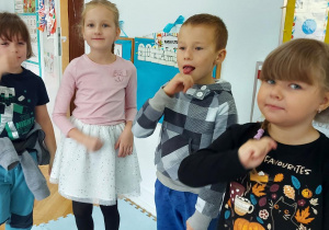 "Stajemy wszyscy w kole" - zabawa ruchowo - naśladowcza