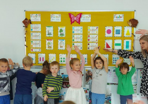 zabawa ruchowo - naśladowcza obrazująca przysłowie "W zdrowym ciele, zdrowy duch"