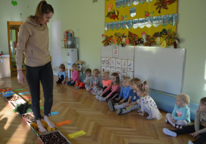 Ciocia Karolina przechodzi przez ścieżkę sensoryczną.